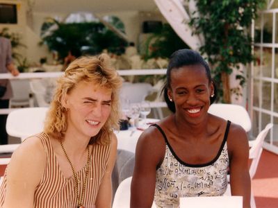 Heike Drechsler (7,11 Meter), Weitsprung-Weltmeisterin und Jackie Joyner-Kersee, Siebenkampf-Weltmeisterin (6.837 Punkte), bei einem entspannten Smalltalk