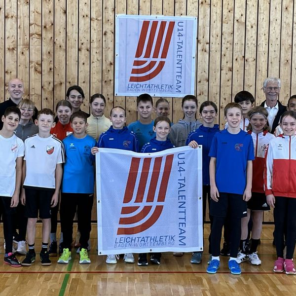 WLV-Präsident Dieter Schneider überbrachte dem Talentteam mit seinem Leiter Michael Beck das Banner