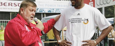 Peter Schramm und Weltrekordhalter Javier Sotomayor (Foto: Ewald Walker)